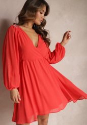 Czerwona Sukienka z Gumką w Talii i Kopertowym Dekoltem Ozodbiona Cyrkoniami Razamma. Czerwone sukienki damskie Renee, bez wzorów, bez ramiączek. Za 54.99 zł.