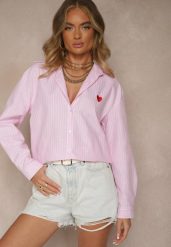 Różowa Prążkowana Koszula Oversize Zdobiona Haftem w Kształcie Serca Taleniela. Czerwone koszule damskie Renee, z aplikacjami, z jeansu, eleganckie, bez kołnierzyka, bez ramiączek. Za 74.99 zł.