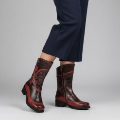 Kozaki damskie Laura Vita, wysoka cholewka ze skóry we wzory na płaskim obcasie, czerwone, SO2014-2. Czerwone kozaki damskie LAURA VITA, ze skóry, przed kolano, bez obcasa, na obcasie, bez zapięcia. Za 339.00 zł.