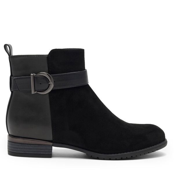 Botki Clara Barson. Czarne botki damskie Clara Barson, bez obcasa, na płaskiej podeszwie, bez zapięcia. Za 129.99 zł.