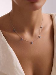 Lodie Silver Srebrny naszyjnik z elementami ozdobnymi - dł. 42 cm rozmiar: onesize. Niebieskie naszyjniki damskie Lodie Silver, z akwamarynem, srebrne. Za 113.99 zł.