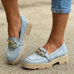 Niebieskie zamszowe Polskie mokasyny damskie, loafersy ze złotym łańcu. Niebieskie mokasyny damskie Deoni, z zamszu, bez obcasa. Za 279.00 zł.