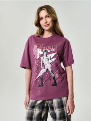 Bawełniana koszulka z nadrukiem David Bowie - fioletowy. Fioletowe koszulki damskie Sinsay, l, bez wzorów, z bawełny, bez kołnierzyka, bez ramiączek. Za 39.99 zł.