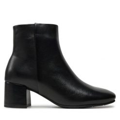 Botki Marco Tozzi. Czarne botki damskie Marco Tozzi, bez obcasa, na słupku, bez zapięcia. Za 349.99 zł.