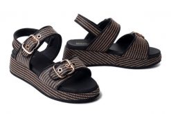 Artiker Relaks 58C1741 DK. BROWN, sandały damskie. Brązowe sandały damskie Artiker Relaks, bez wzorów, bez obcasa, na koturnie, bez zapięcia. Za 174.90 zł.