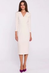 Elegancka sukienka ołówkowa z dekoltem V kremowa. Białe sukienki damskie Stylove, bez wzorów, z tkaniny, biznesowe, bez ramiączek. Za 449.00 zł.