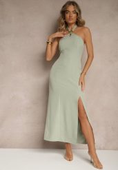 Jasnozielona Sukienka z Wiskozą z Dekoltem Halter i Ozdobną Broszką Naliannae. Zielone sukienki damskie Renee, bez wzorów, z wiskozy, eleganckie, bez ramiączek. W wyprzedaży za 95.99 zł.