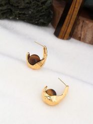 Pierres de Jade Pozłacane kolczyki-wkrętki z tygrysim okiem rozmiar: onesize. Brązowe kolczyki damskie Pierres de Jade, pozłacane. Za 60.99 zł.