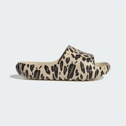 KLAPKI ADILETTE LUMIA. Brązowe klapki damskie Adidas, bez wzorów, z materiału, bez obcasa, bez zapięcia. Za 129.00 zł.