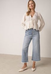 Niebieskie Jeansy Kuloty z Bawełną o Szerokim Kroju z Wysokim Stanem i Perełkami Kharope. Niebieskie jeansy damskie Born2be, z podwyższonym stanem. Za 109.99 zł.