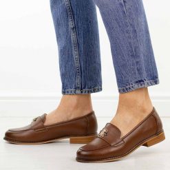 Brązowe skórzane mokasyny damskie Potocki 19382. Brązowe mokasyny damskie POTOCKI, na jesień, z jeansu, z okrągłym noskiem, bez obcasa. Za 229.00 zł.