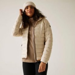 Marizion Damska kurtka turystyczna z przegrodami z kapturem. Białe kurtki damskie Regatta, na zimę, bez wzorów, z puchu, z kapturem. Za 199.99 zł.