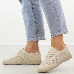 Beżowe ażurowane półbuty damskie Unisoft 5000. Brązowe półbuty damskie Jezzi, na jesień, w ażurowe wzory, z jeansu, z okrągłym noskiem, bez obcasa, na płaskiej podeszwie, bez zapięcia. Za 149.00 zł.