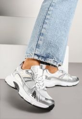 Srebrne Streetwearowe Sneakersy ze Wstawkami z Siateczki Deylisse. Szare obuwie sportowe damskie Renee, z jeansu, bez zapięcia, trekkingowe. Za 89.99 zł.