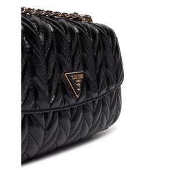 Torebka Guess. Czarne listonoszki damskie Guess, z aplikacjami, bez dodatków. Za 639.99 zł.