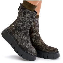 Skórzane Botki Damskie Na Masywnej Platformie Maciejka 06766-09 Khaki zielone. Zielone botki damskie ze skóry, eleganckie, bez obcasa, bez zapięcia. Za 728.10 zł.