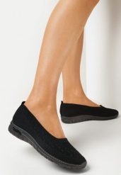 Czarne Wsuwane Tenisówki z Ozdobną Perforacją Denita. Czarne obuwie sportowe damskie Born2be, bez zapięcia, tenisowe. Za 44.99 zł.