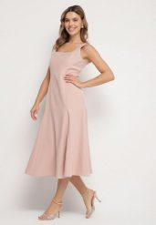 Różowa Klasyczna Sukienka o Rozkloszowanym Kroju Delure. Czerwone sukienki damskie Born2be, z aplikacjami, eleganckie, bez ramiączek. W wyprzedaży za 84.99 zł.