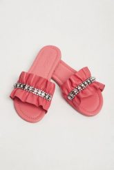 Klapki damskie skórzane SEE BY CHLOE. Klapki damskie See By Chloé, bez wzorów, bez obcasa, bez zapięcia. W wyprzedaży za 1,000.35 zł.
