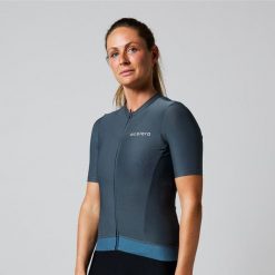 Damska koszulka kolarska Essential z krótkim rękawem. Szare koszulki damskie ACELERA, bez wzorów, bez kołnierzyka, bez ramiączek. W wyprzedaży za 211.46 zł.