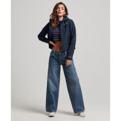 Kurtka softshell damska z kapturem wodoodporna Superdry Code Trekker. Niebieskie kurtki damskie Superdry, bez wzorów, z softshellu, z kapturem. W wyprzedaży za 391.25 zł.