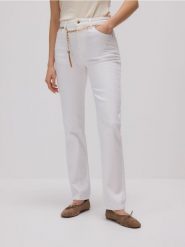 Jeansy slim fit z paskiem - biały. Białe jeansy damskie Reserved. W wyprzedaży za 109.99 zł.