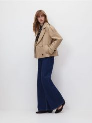 Krótki trencz - beżowy. Brązowe płaszcze damskie Reserved, l, bez wzorów, z bawełny, bez kaptura. Za 229.99 zł.