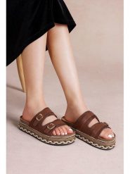 Foreverfolie Klapki w kolorze brązowym rozmiar: 36. Brązowe klapki damskie Foreverfolie, bez wzorów, z otwartym noskiem, bez obcasa, na platformie, bez zapięcia. Za 104.99 zł.