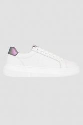 CALVIN KLEIN Białe sneakersy. Białe obuwie sportowe damskie Calvin Klein, ze skóry, bez zapięcia. W wyprzedaży za 449.99 zł.