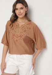 Jasnobrązowa Bawełniana Bluzka z Haftowanymi Zdobieniami Przy Dekolcie Mirundria. Brązowe bluzki damskie Born2be, xl, z aplikacjami, z bawełny, eleganckie, bez kołnierzyka, bez ramiączek. Za 44.99 zł.