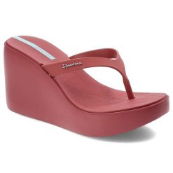 Czerwone Japonki Ipanema Wygodne Obuwie Damskie. Czerwone klapki damskie Ipanema, bez wzorów, ze skóry ekologicznej, bez obcasa, na koturnie, bez zapięcia. Za 199.00 zł.