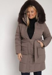 Brązowa Pikowana Kurtka z Kapturem z Futrem i Wiązanym Paskiem Mevinatia. Brązowe kurtki damskie Born2be, na zimę, l, bez wzorów, z dzianiny, z kapturem. Za 339.99 zł.