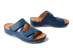 DR. BRINKMANN 700747-51 mittelblau, klapki damskie. Niebieskie klapki damskie Dr. Brinkmann, bez wzorów, ze skóry, bez obcasa, na koturnie, bez zapięcia. Za 279.92 zł.