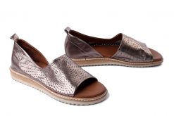 ARTIKER RELAKS 52C0814 bronze, sandały damskie. Brązowe sandały damskie Artiker Relaks, bez wzorów, ze skóry, bez obcasa, na obcasie, bez zapięcia. Za 229.90 zł.