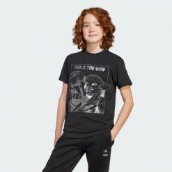 Koszulka Adidas Star Wars Mandalorian Graphic. Czarne bluzki damskie Adidas, bez wzorów, z bawełny, bez kołnierzyka, bez ramiączek. W wyprzedaży za 104.30 zł.