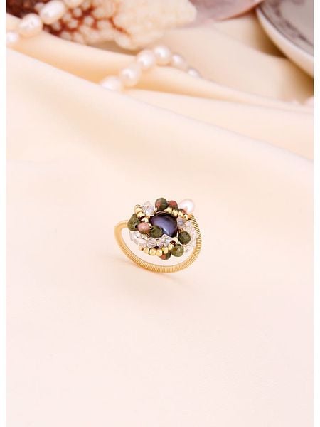 L'Atelier de Gaia Pozłacany pierścionek z perłą i cyrkoniami rozmiar: onesize. Różowe pierścionki damskie L'Atelier de Gaia, z cyrkonią, pozłacane. Za 109.00 zł.