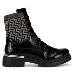 Trzewiki Rieker. Czarne botki damskie Rieker, bez obcasa, na płaskiej podeszwie, bez zapięcia. Za 389.99 zł.