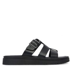 Klapki Tamaris. Czarne klapki damskie Tamaris, bez wzorów, bez obcasa, bez zapięcia. Za 299.99 zł.