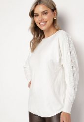 Biały Sweter z Wiskozą Ozdobiony Cyrkoniami na Rękawach Reninna. Białe swetry klasyczne damskie Born2be, m, z jeansu, bez kołnierzyka. Za 89.99 zł.