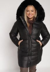 Czarna Długa Kurtka Pikowana z Odpinanym Kapturem i Futerkiem Retelma. Czarne kurtki damskie Born2be, plus size, bez wzorów, z futra. Za 339.99 zł.