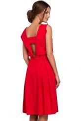 Elegancka rozkloszowana sukienka z dekoltem na plecach czerwona. Czerwone sukienki damskie Sukienki.shop, bez wzorów, biznesowe, bez ramiączek. Za 339.00 zł.