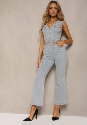 Jasnoniebieski Taliowany Jeansowy Kombinezon z Bawełny z Dzwonami z Guzikami i Imitacją Kieszeni Abnelia. Niebieskie sukienki damskie Renee, bez wzorów, z bawełny, eleganckie, bez ramiączek. W wyprzedaży za 167.99 zł.