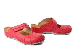 DR. BRINKMANN 700763-04 rot, klapki damskie. Czerwone klapki damskie Dr. Brinkmann, bez wzorów, ze skóry, bez obcasa, bez zapięcia. Za 329.90 zł.