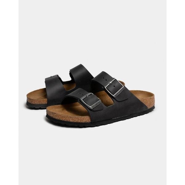 Klapki Birkenstock 552113. Czarne klapki damskie Birkenstock, bez wzorów, z materiału, bez obcasa, bez zapięcia. Za 549.75 zł.