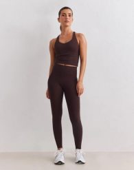 Damskie legginsy wysokostanowe uciskowe invisible scrunch Sculpting brązowe. Brązowe legginsy damskie Aim'n, xl, bez wzorów, z elastanu. Za 524.00 zł.