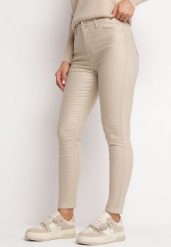 Jasnobeżowe Spodnie Skinny z Imitacji Skóry Daciss. Brązowe rurki damskie Born2be, bez wzorów, z jeansu. Za 79.99 zł.