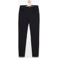 Jeansy SLIM FIT - Czarny. Czarne jeansy damskie Reserved. Za 59.99 zł.