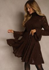 Brązowa Sukienka ze Stójką z Koronki Zdobiona Wiązaniem w Talii i Falbanami Elarassa. Brązowe sukienki damskie Renee, z aplikacjami, z koronki, bez ramiączek. Za 189.99 zł.