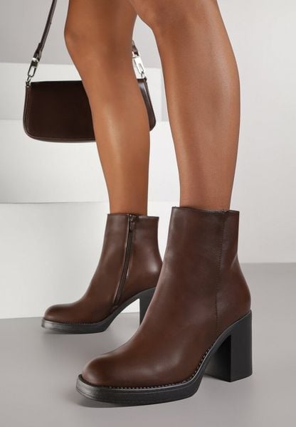 Brązowe Minimalistyczne Botki do Kostki na Słupkowym Obcasie Esmeliana. Brązowe botki damskie Born2be, z jeansu, biznesowe, bez obcasa, na obcasie, bez zapięcia. Za 79.99 zł.