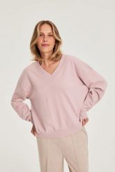 Bluza z dekoltem w serek różowa. Czerwone bluzy damskie MOODO, l, bez wzorów, z bawełny, bez kaptura. Za 89.99 zł.